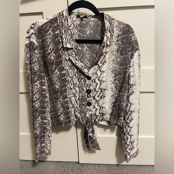 Snake print dynamite blouse - Picture 2 of 5